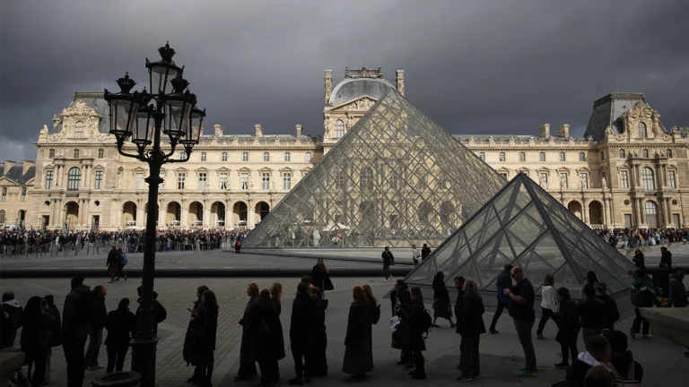 Двое задержанных по делу об ограблении Лувра частично признали вину