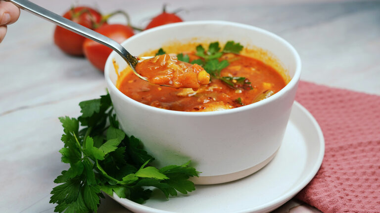 Борщ не для всех: эксперт назвала группы риска среди любителей супа