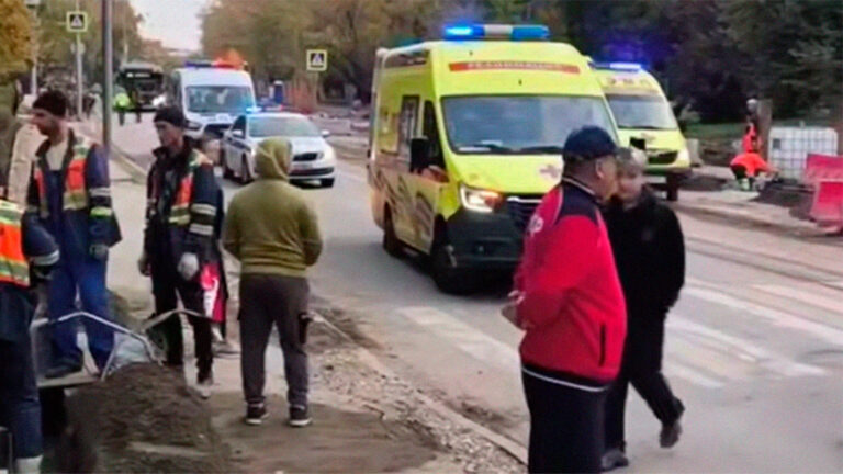 Застряли под колесами: иномарка после столкновения сбила трех пешеходов