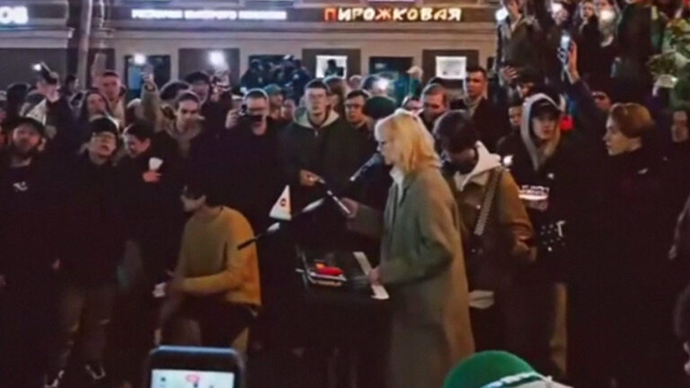 «Протестная публика»: в Петербурге задержали студентку после исполнения песен иноагентов