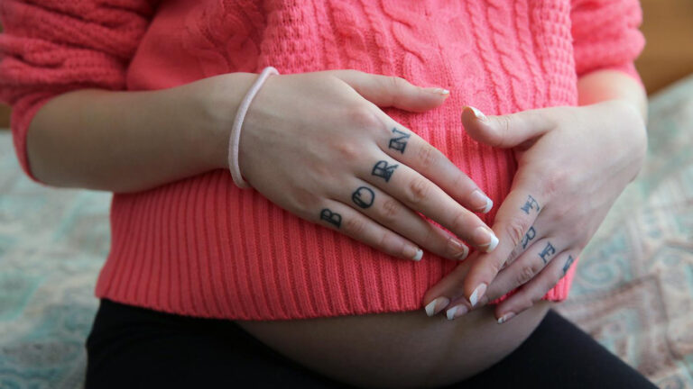 Самарская область вдвое урезала выплаты беременным ученицам после пересмотра бюджета