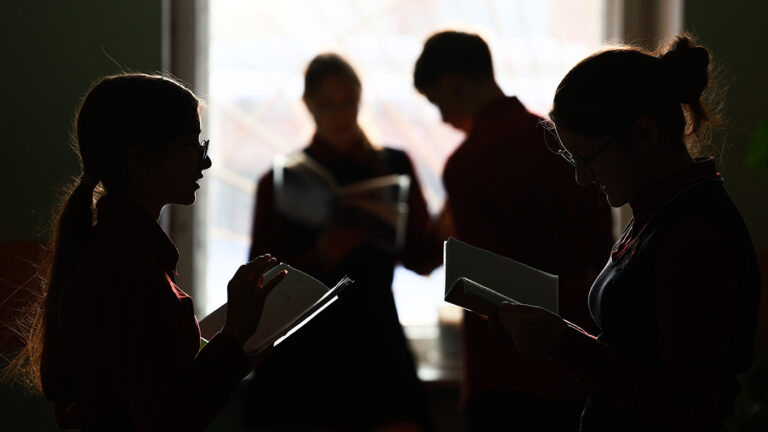 «В три раза больше нормы»: Останина обратилась в Минпросвещения из-за давки в школах