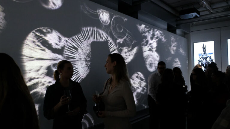 Тотальная инсталляция и вышивка с мемами: куда сходить на первых выходных октября