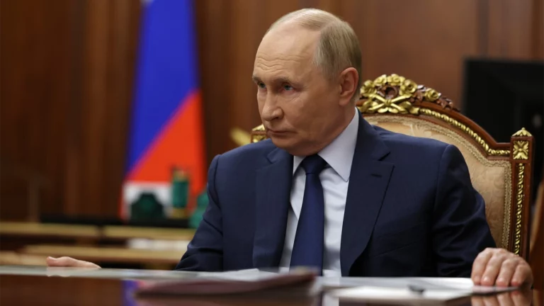 Путин подписал закон, ужесточающий меры против иноагентов