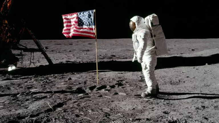 «Бывали на Луне 6 раз»: глава NASA ответил Ким Кардашьян на слова о лунном заговоре