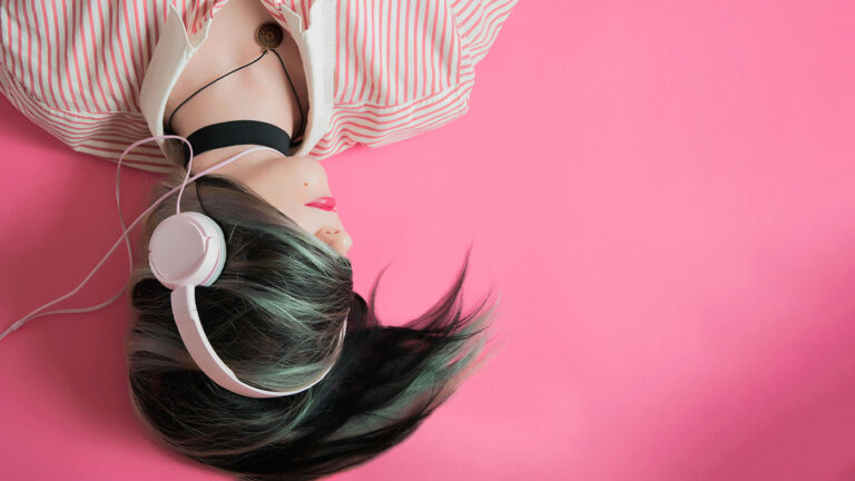 Музыка до боли: как наушники незаметно вредят слуху и мозгу
