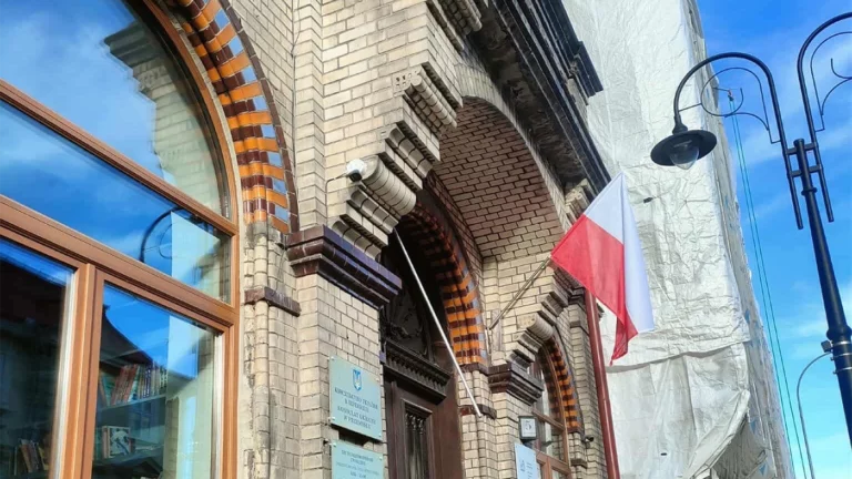 Поляки в пятый раз осквернили флаг со здания консульства Украины