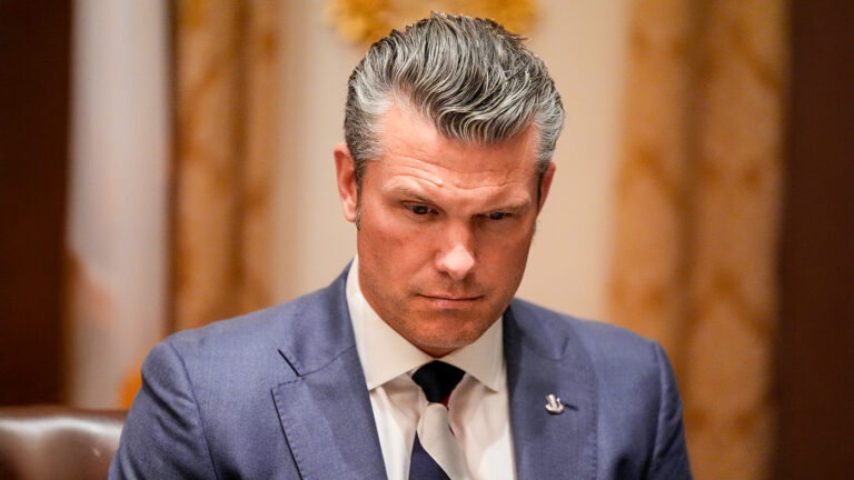 Глава Пентагона надел на встречу с Зеленским галстук в цветах флага России: что пишут военкоры