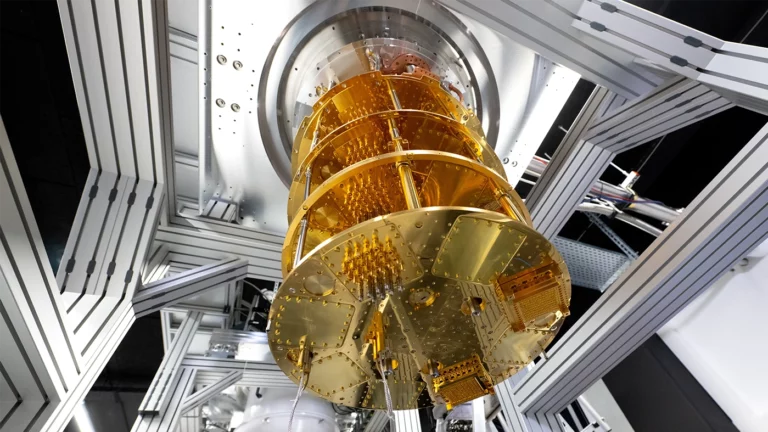 Кубиты, квантовые компьютеры, искусственный атом. За что дали Нобеля по физике