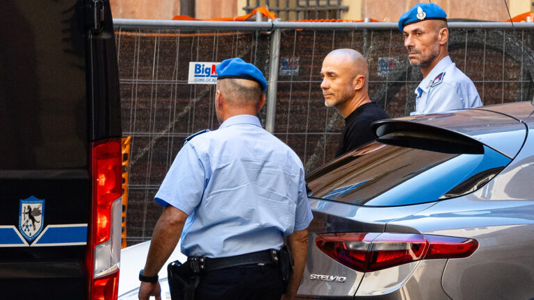 Сергей Кузнецов (в центре)