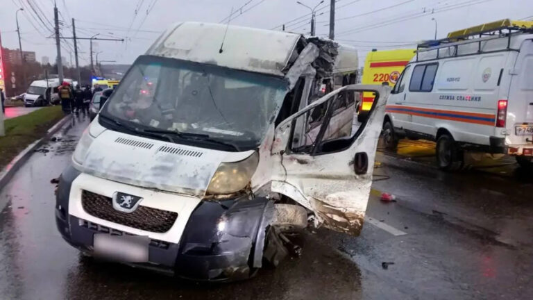 В Туле произошло массовое ДТП с трамваем и маршрутками, есть погибшие