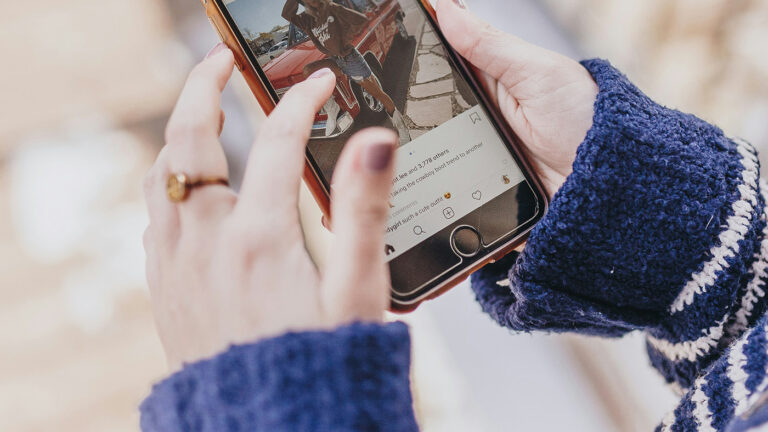 Блогерше из Омска грозит штраф за распаковку косметики в Instagram*