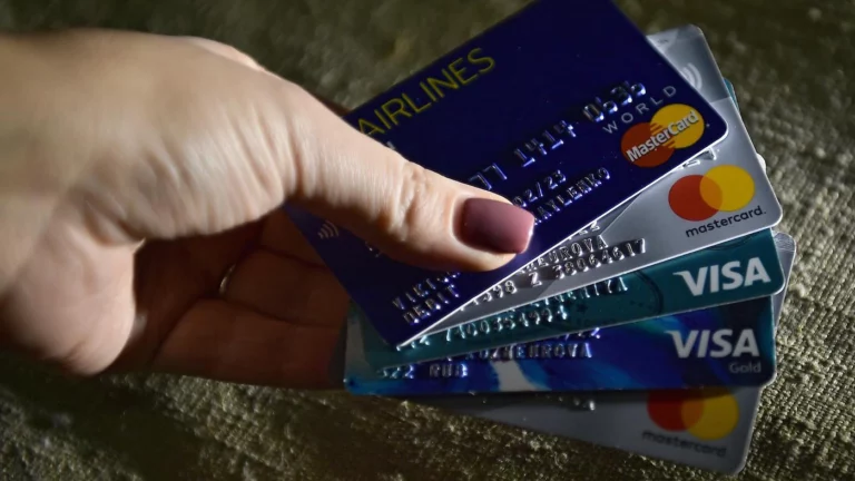 В России готовятся ограничить работу карт Visa и Mastercard