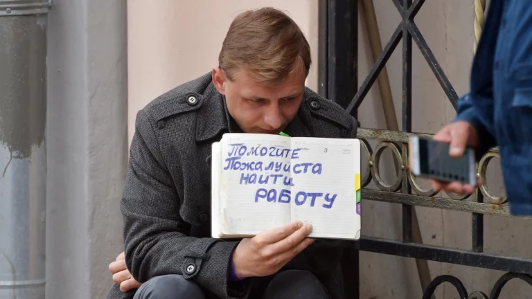 «Не от хорошей жизни»: почему власти начали кампанию против неработающих