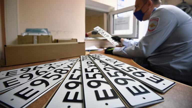 В России предложили запретить автомобильные номера без триколора