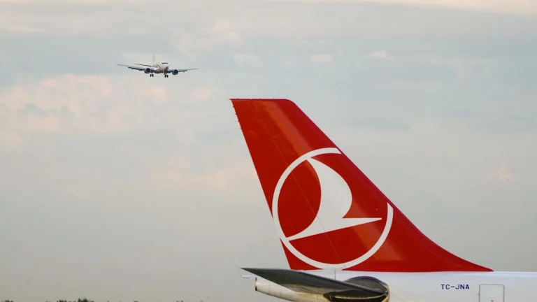 Россияне застряли в Анталье из-за задержек рейсов Turkish Airlines