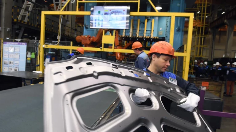 В АвтоВАЗе отреагировали на слухи о работе мигрантов без выходных