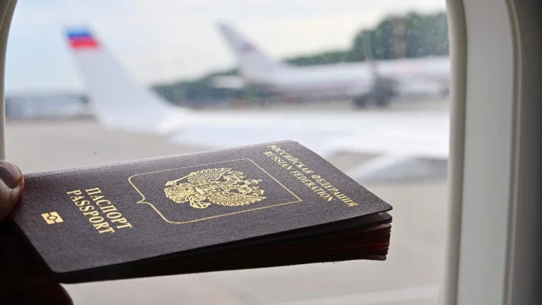 Правда ли россиян не впускают в другие страны из-за наползания текста в загранпаспорте