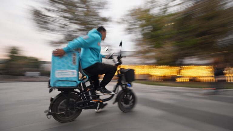 Курьерам-мусульманам запретили перевозить алкоголь, свинину и языческих идолов