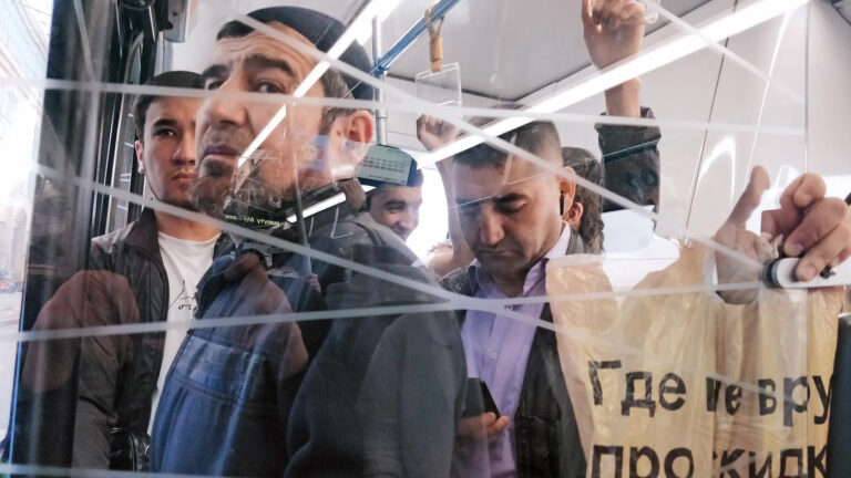 «Приехали, заработали и уехали»: какую миграционную стратегию утвердил Путин