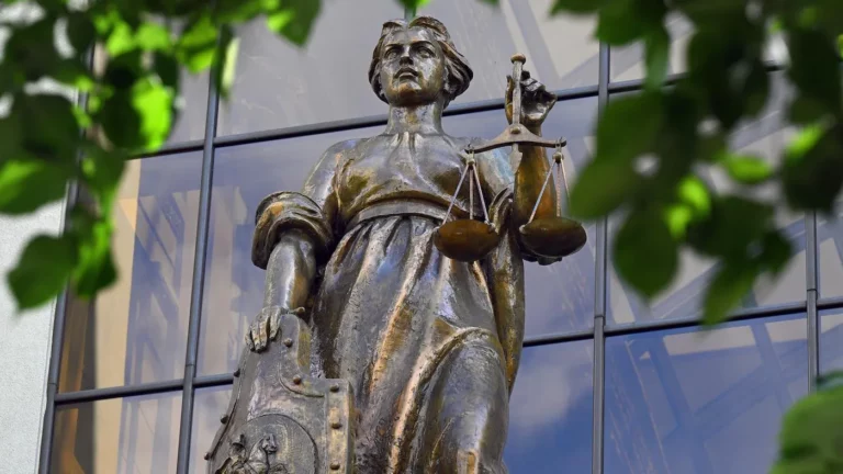 Скульптура Фемиды на фасаде здания Верховного Суда России в Москве