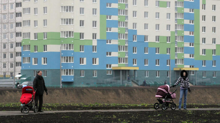 Бездетным парам хотят давать семейную ипотеку под обещание родить ребенка