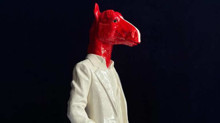 Фарфоровая статуэтка «Конь в пальто»