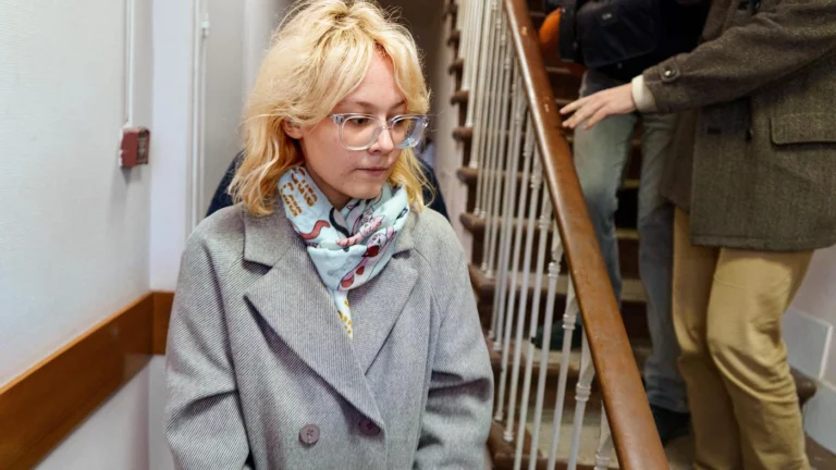 Уличную певицу арестовали на 13 суток за исполнение песен иноагентов в Петербурге