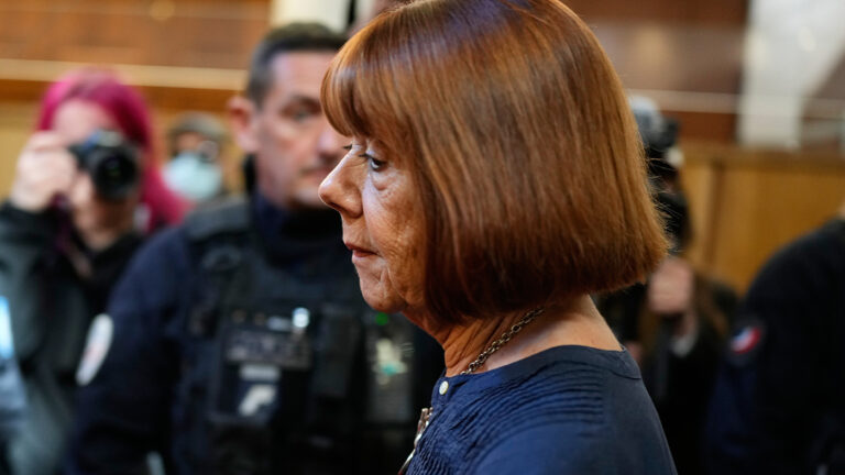 Жизель Пелико, которую годами насиловали муж и его друзья, снова попала в суд