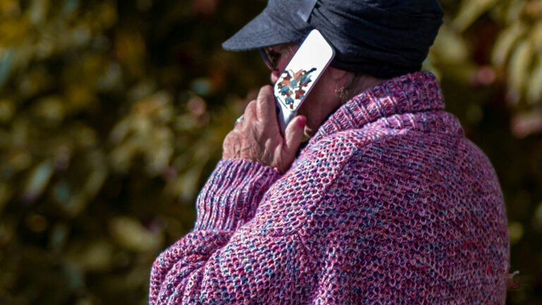 В Петербурге пенсионерка передала мошенникам 26,5 млн рублей