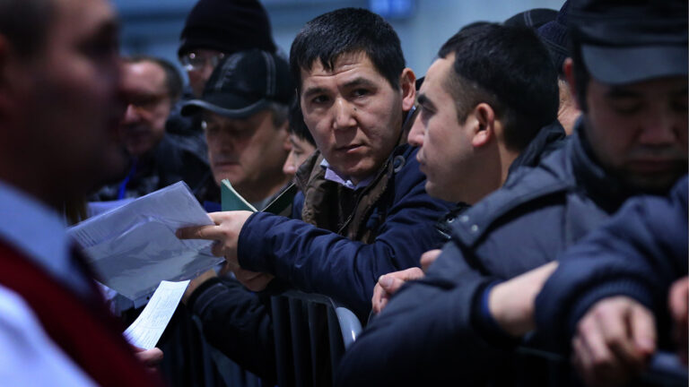 «Речь идет о миллионах»: мигрантов в России могут обязать иметь полис ОМС