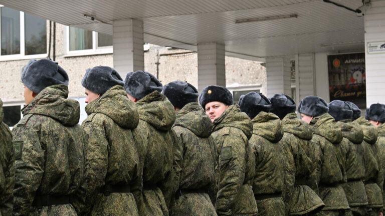 Медведев назвал число новых контрактников и добровольцев в армии с начала года