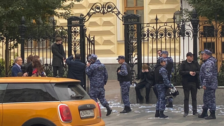 «Инфляция уничтожает нацию»: акция против политики ЦБ в Москве обернулась задержаниями