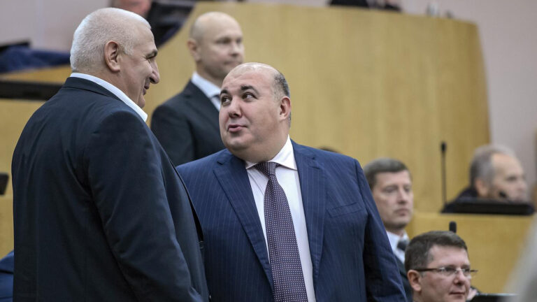 Экс-депутат Госдумы Юрий Напсо (справа) перед началом заседания