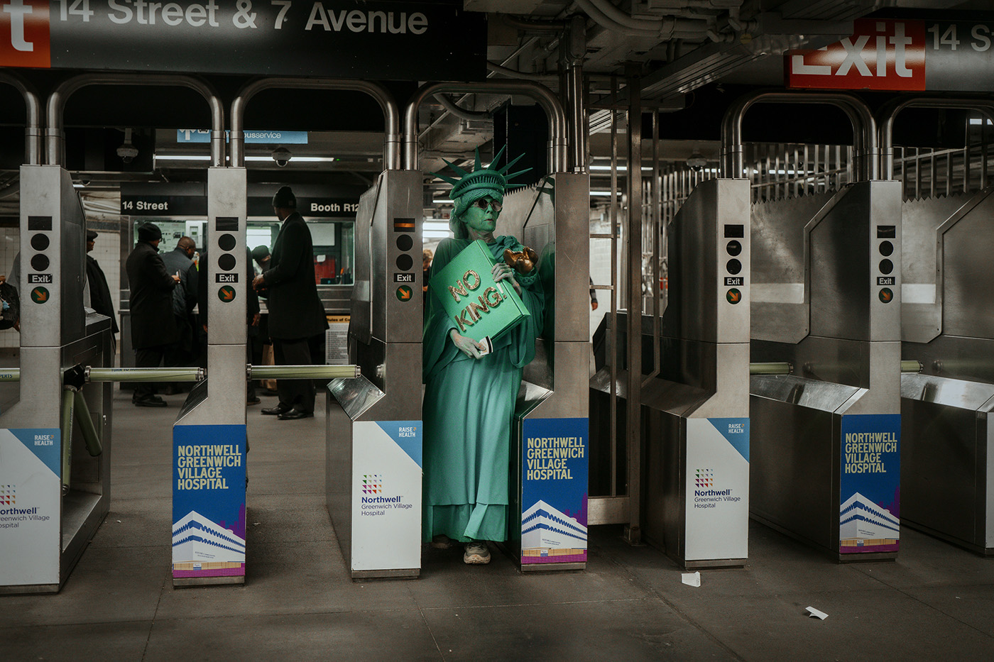 Женщина в костюме статуи Свободы заходит в метро после акции протеста «Без королей» в Нью-Йорке