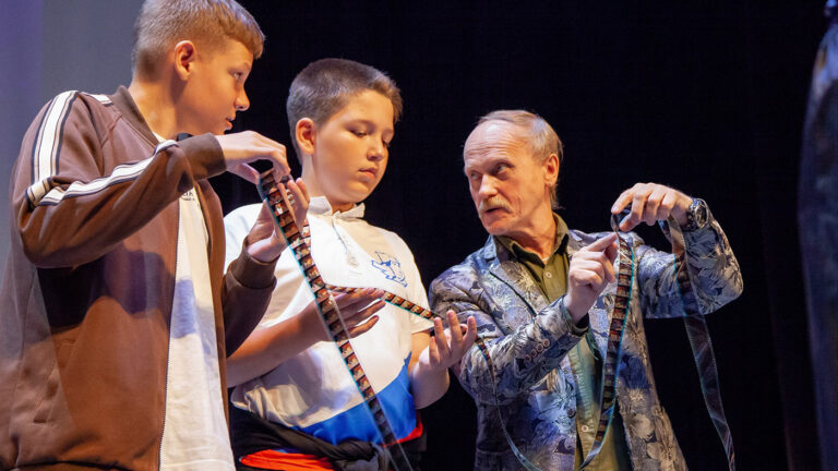 В Минпросвещения назвали несогласованной лекцию о лунном заговоре в «Орленке»