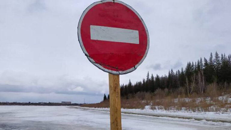 В Якутии снегоход провалился под лед: что известно