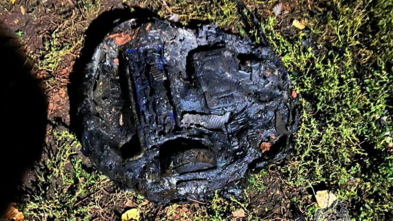 Стоявший на зарядке робот-пылесос чуть не спалил дом