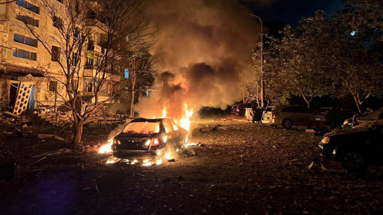 Зеленский призвал к одностороннему прекращению огня после массированных ударов по Украине