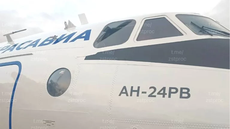 У летевшего в Красноярск с пассажирами Ан-24 в небе разрушилось стекло кабины