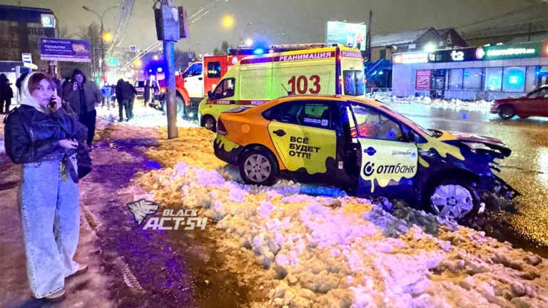 В Новосибирске пьяный водитель каршеринга въехал в людей у автобусной остановки