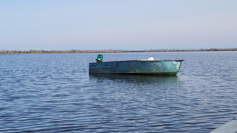 «Пустая лодка»: в Свердловской области посреди озера загадочно погиб сборщик ягод