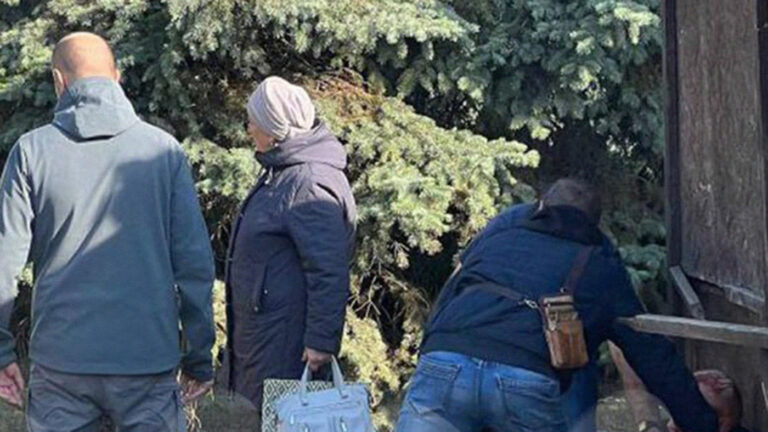 «Оторвало ногу»: на улице в Луганске взорвалась аудиоколонка с украинской музыкой