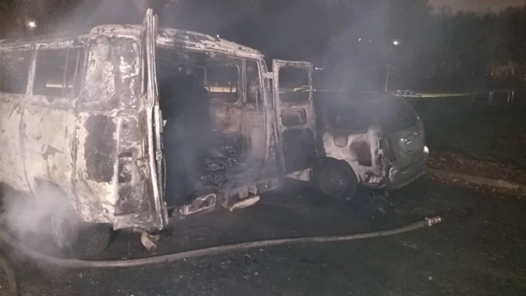 «Оказалось, что шуток нет»: в сгоревшей машине на парковке в Москве нашли два тела