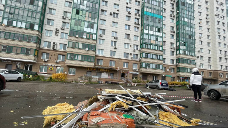 «Метили в школу или садик»: рядом с Москвой украинский дрон попал в многоэтажку