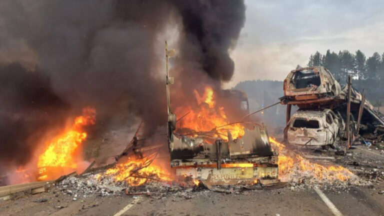 Крутилась на дороге: момент ДТП с семью фурами в Приангарье попал на видео