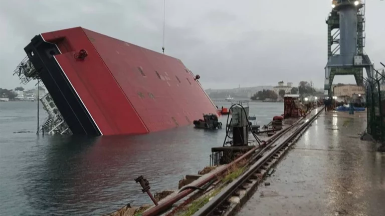 В Севастополе два человека погибли в результате крушения плавучего крана