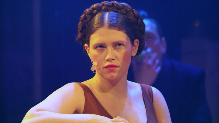 Актриса Шмыкова закрыла бизнес в России