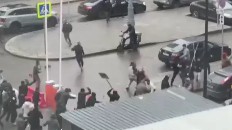 В Москве мигранты устроили массовую драку с палками, лопатами и камнями: видео