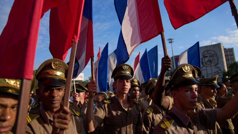 Кубинские солдаты маршируют на первомайском параде на площади Революции в Гаване, 1 мая 2025 года